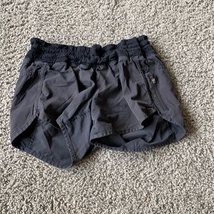 black lululemon size 4 shorts